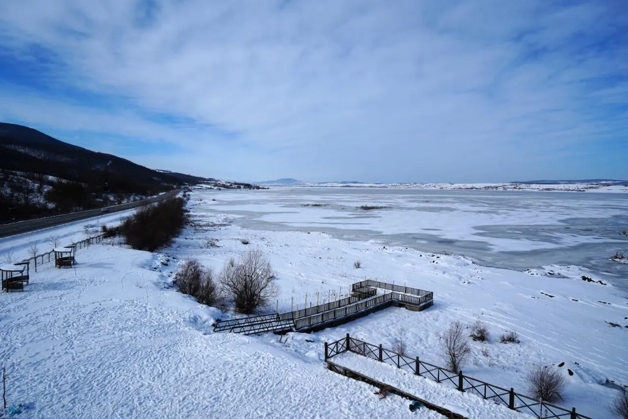 Kar yağışı can suyu oldu: 870 hektarlık göl buz tuttu