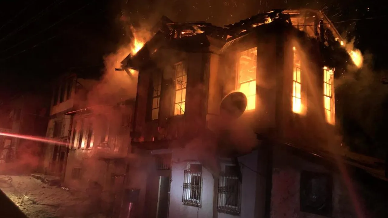 Kastamonu'da tarih yandı! 3 katlı konak kül oldu