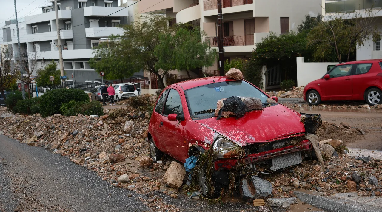 Komşu sele teslim! Araçlar sürüklendi, 2 kişi can verdi