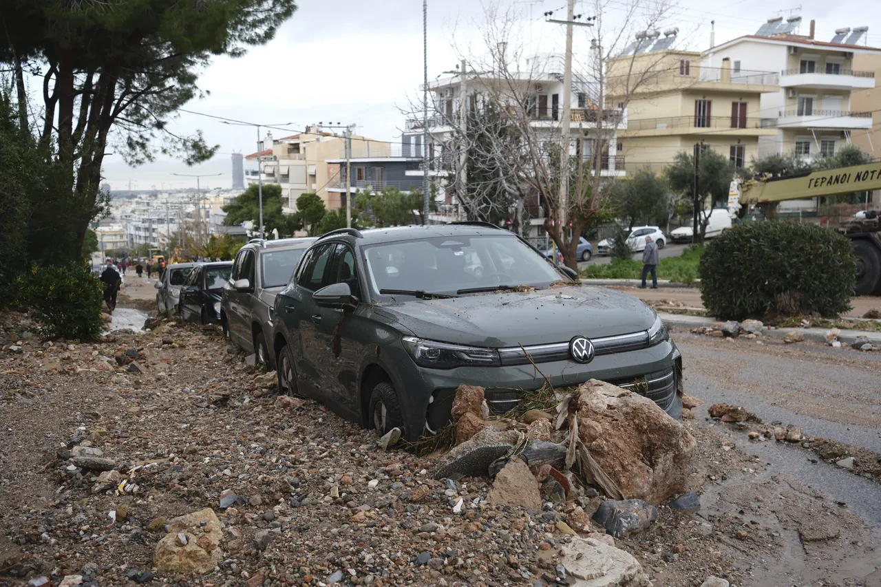 Komşu sele teslim! Araçlar sürüklendi, 2 kişi can verdi