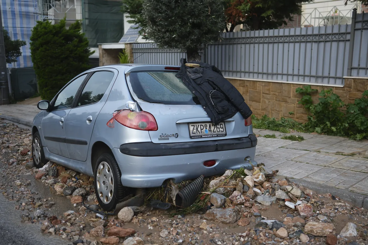 Komşu sele teslim! Araçlar sürüklendi, 2 kişi can verdi