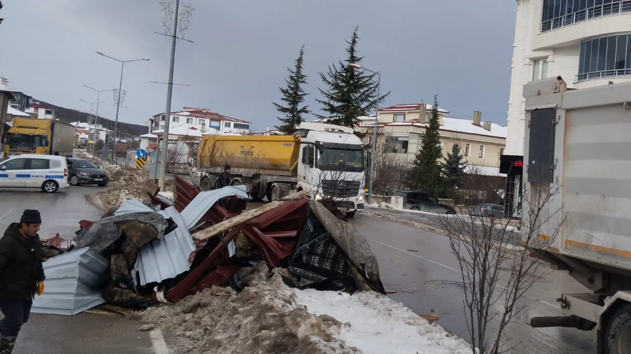 Kuvvetli rüzgar okulun çatısını uçurdu
