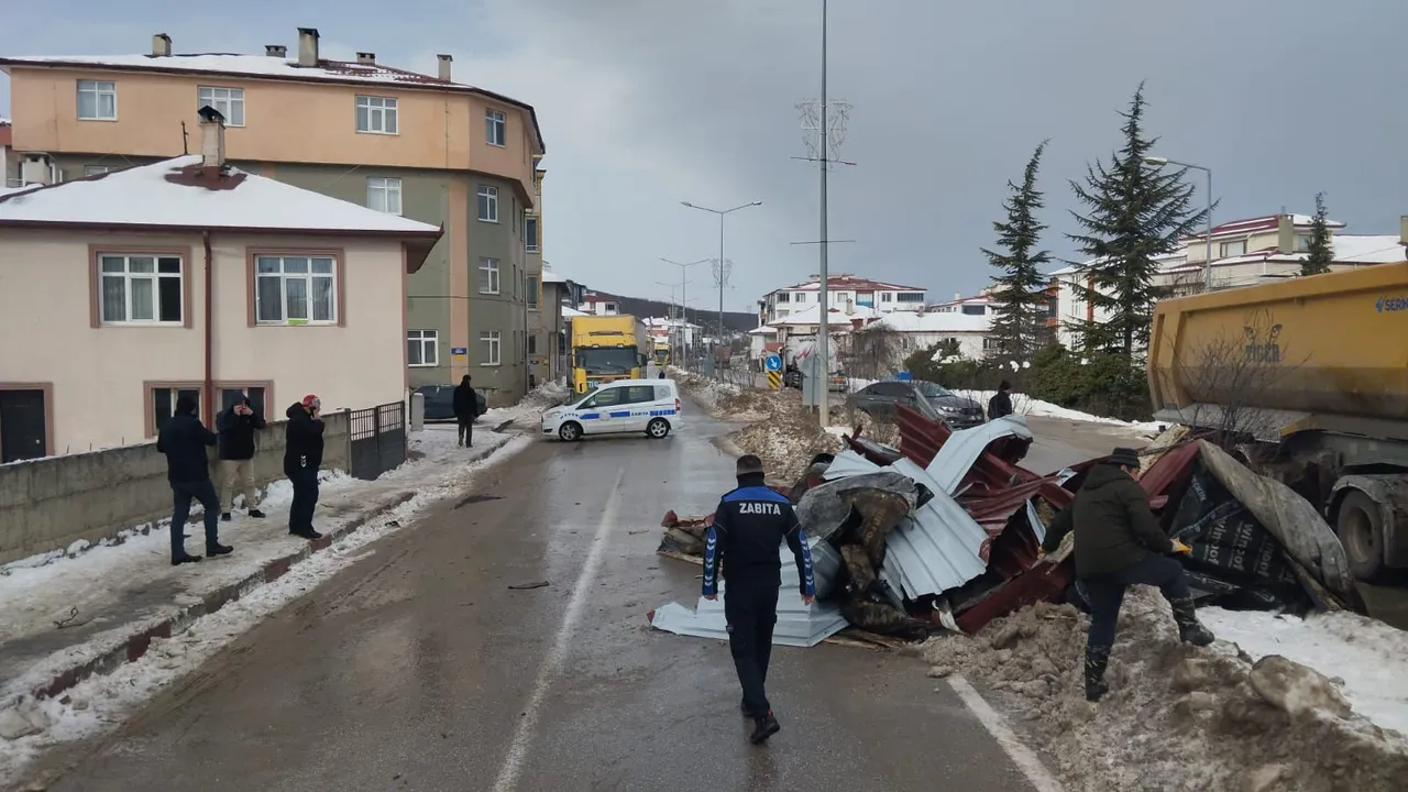 Kuvvetli rüzgar okulun çatısını uçurdu