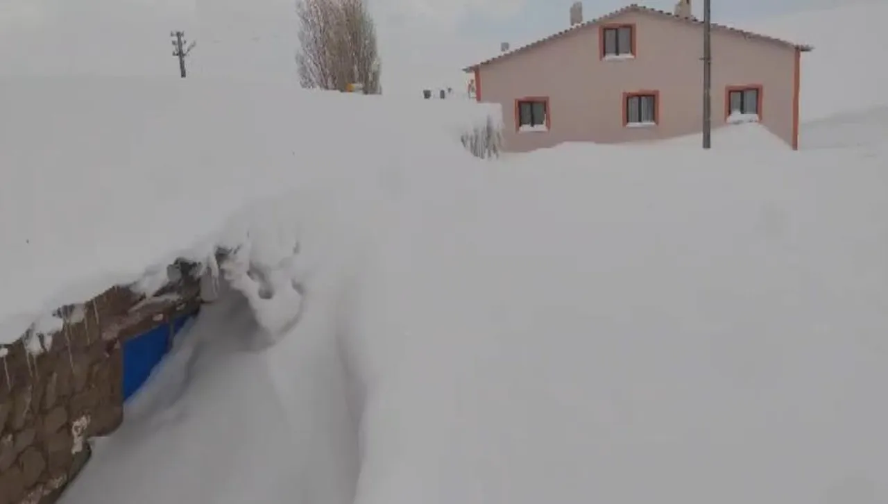 Ne Kamçatka, ne de Alaska! Sivas’ta bina yüksekliğinde kar yağdı