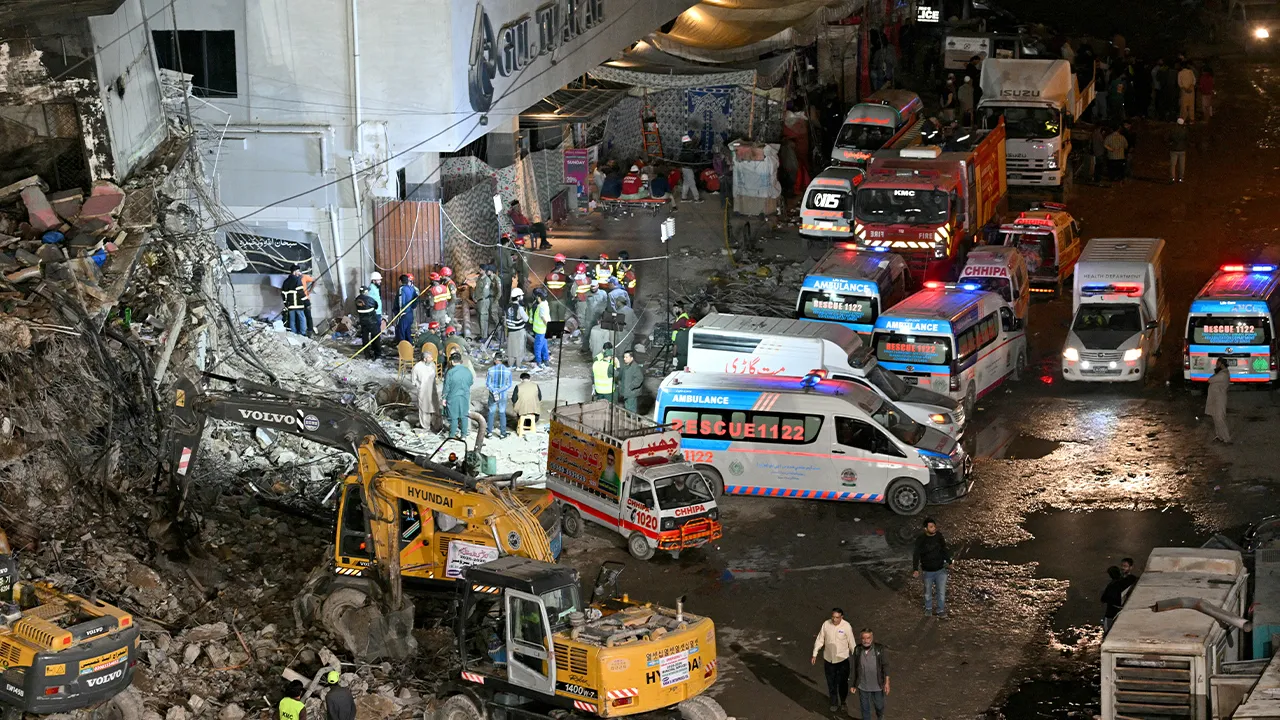 Pakistan'da AVM yangınında bilanço artıyor