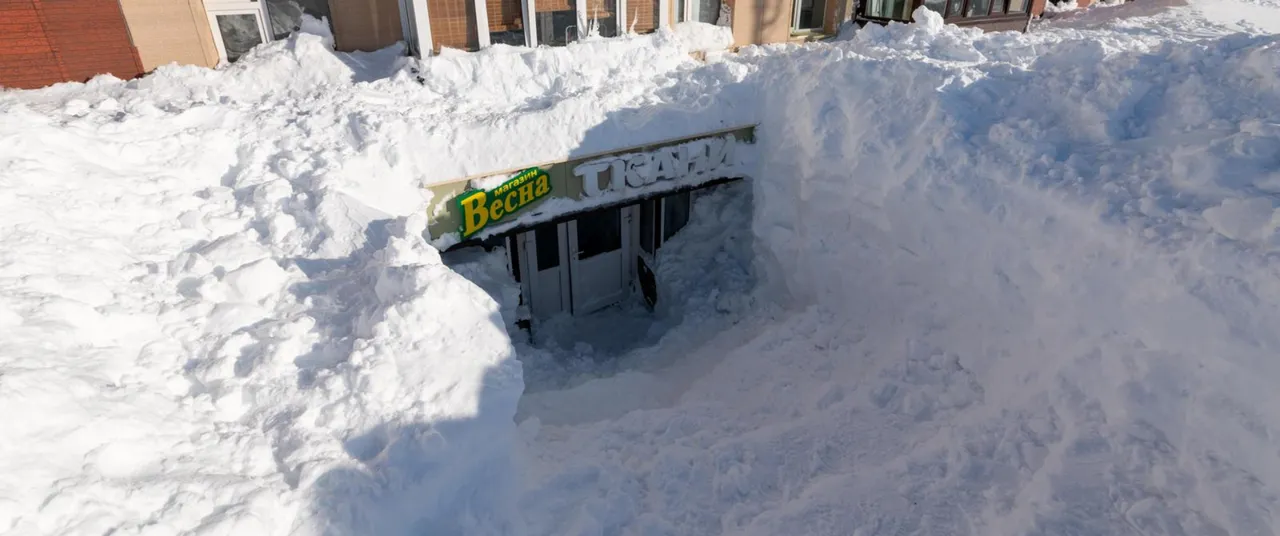 Rusya'da son 60 yılın en yoğun kar yağışı! Araçlar kara saplandı, bina girişleri kapandı