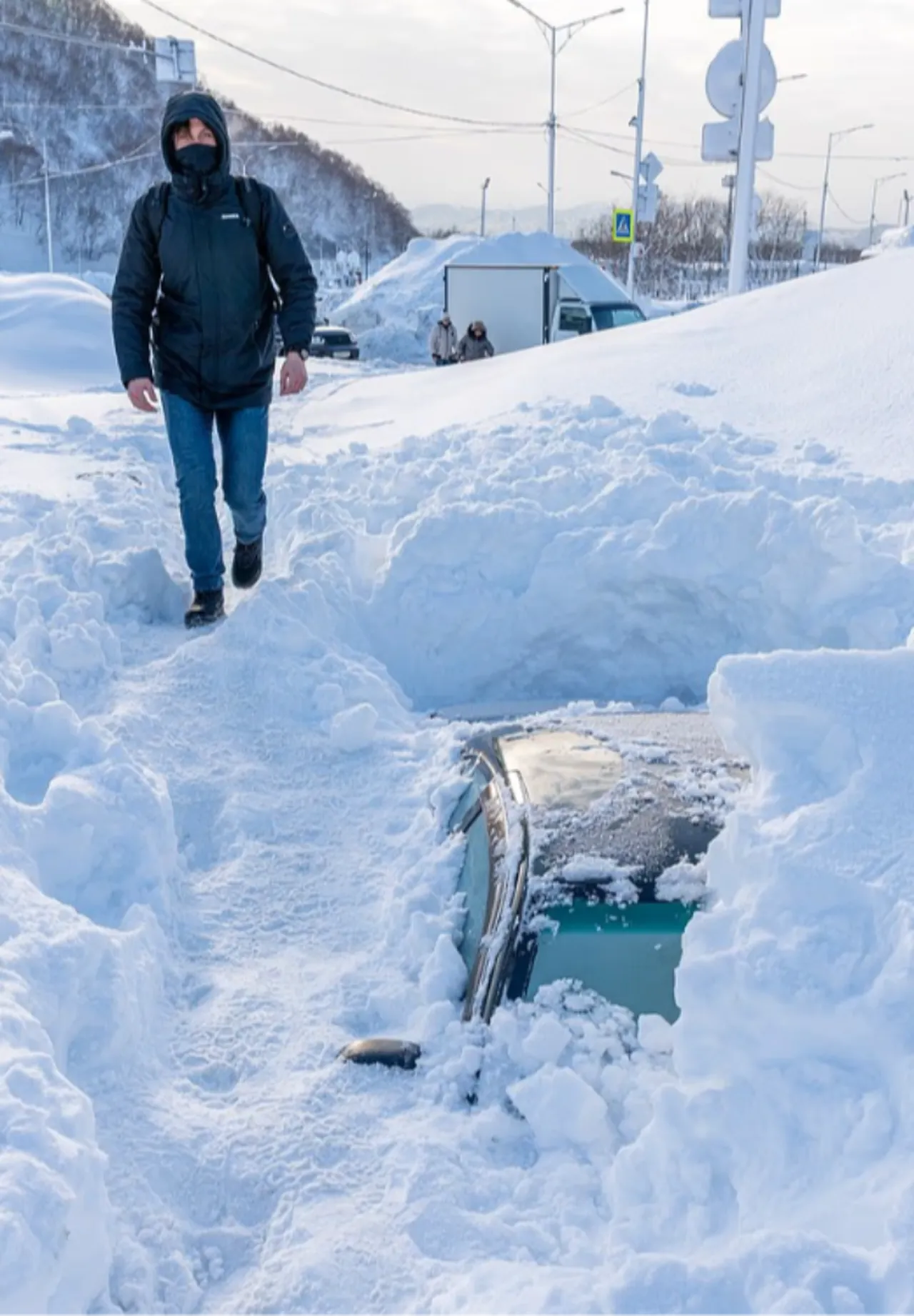 Rusya'da son 60 yılın en yoğun kar yağışı! Araçlar kara saplandı, bina girişleri kapandı