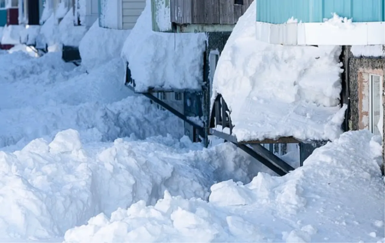 Rusya'da son 60 yılın en yoğun kar yağışı! Araçlar kara saplandı, bina girişleri kapandı
