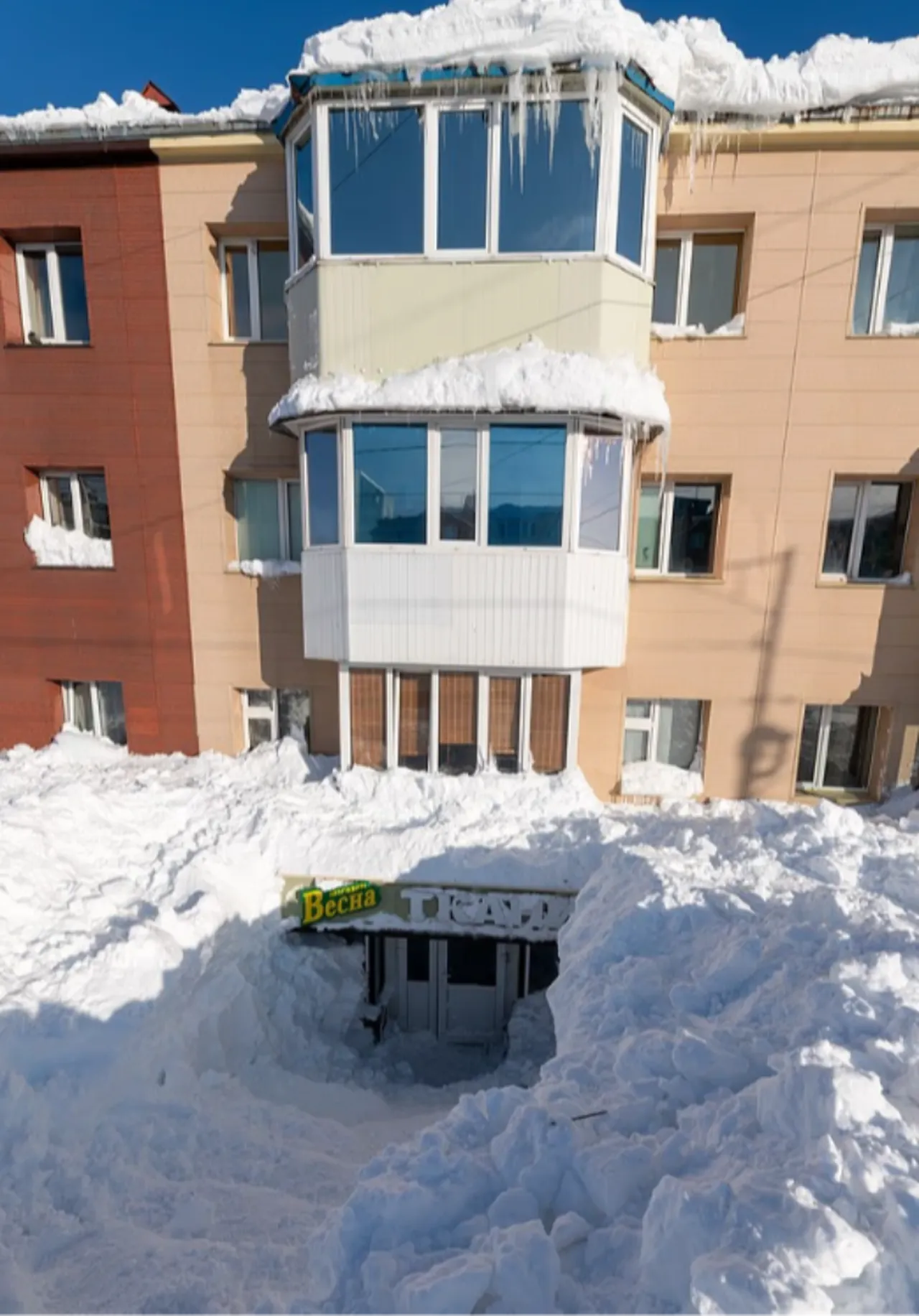 Rusya'da son 60 yılın en yoğun kar yağışı! Araçlar kara saplandı, bina girişleri kapandı