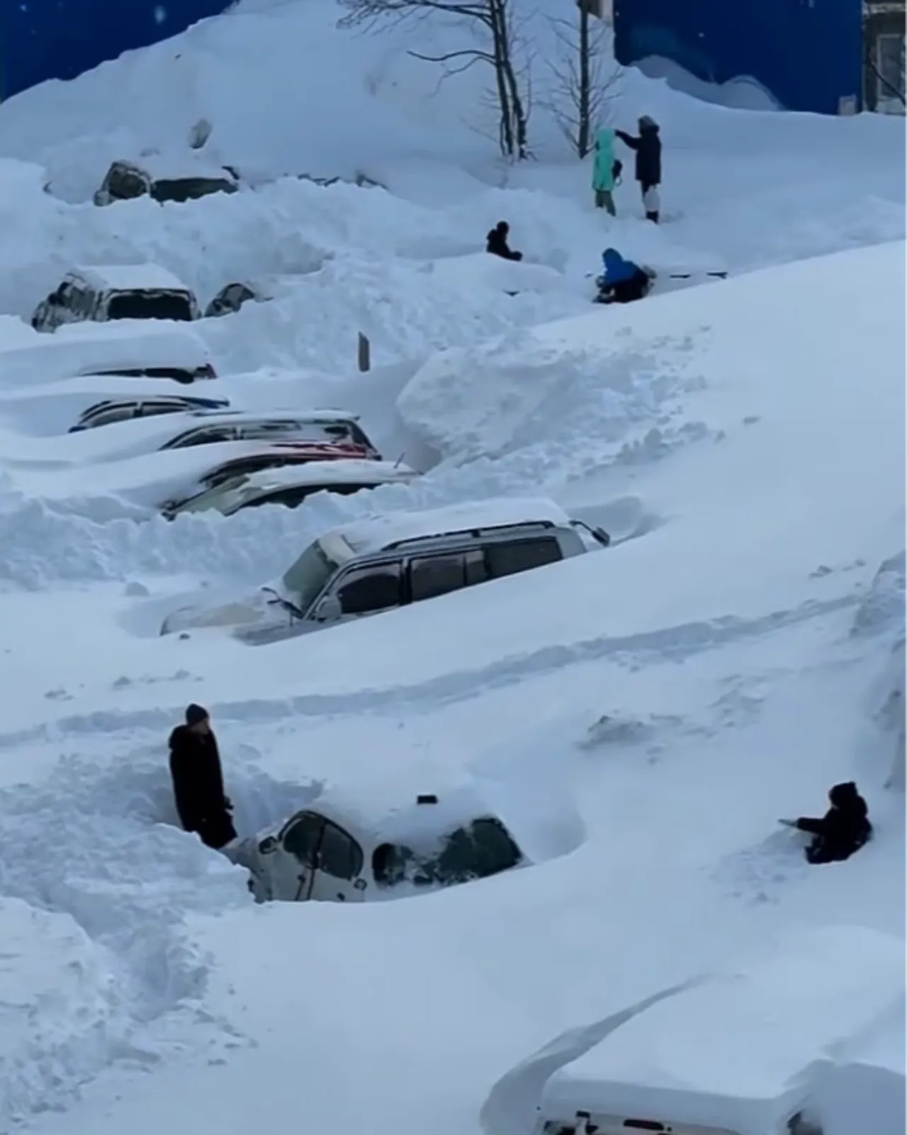 Rusya'da son 60 yılın en yoğun kar yağışı! Araçlar kara saplandı, bina girişleri kapandı