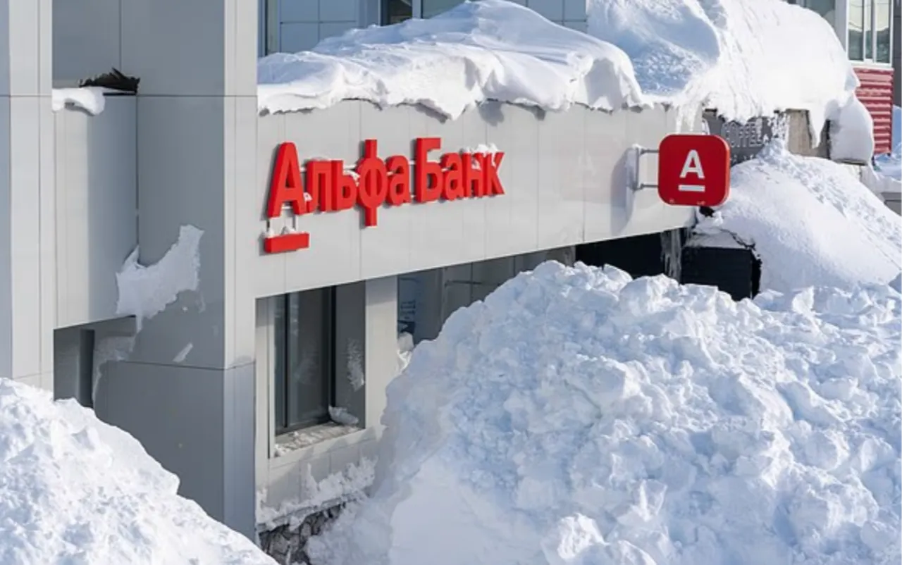 Rusya'da son 60 yılın en yoğun kar yağışı! Araçlar kara saplandı, bina girişleri kapandı