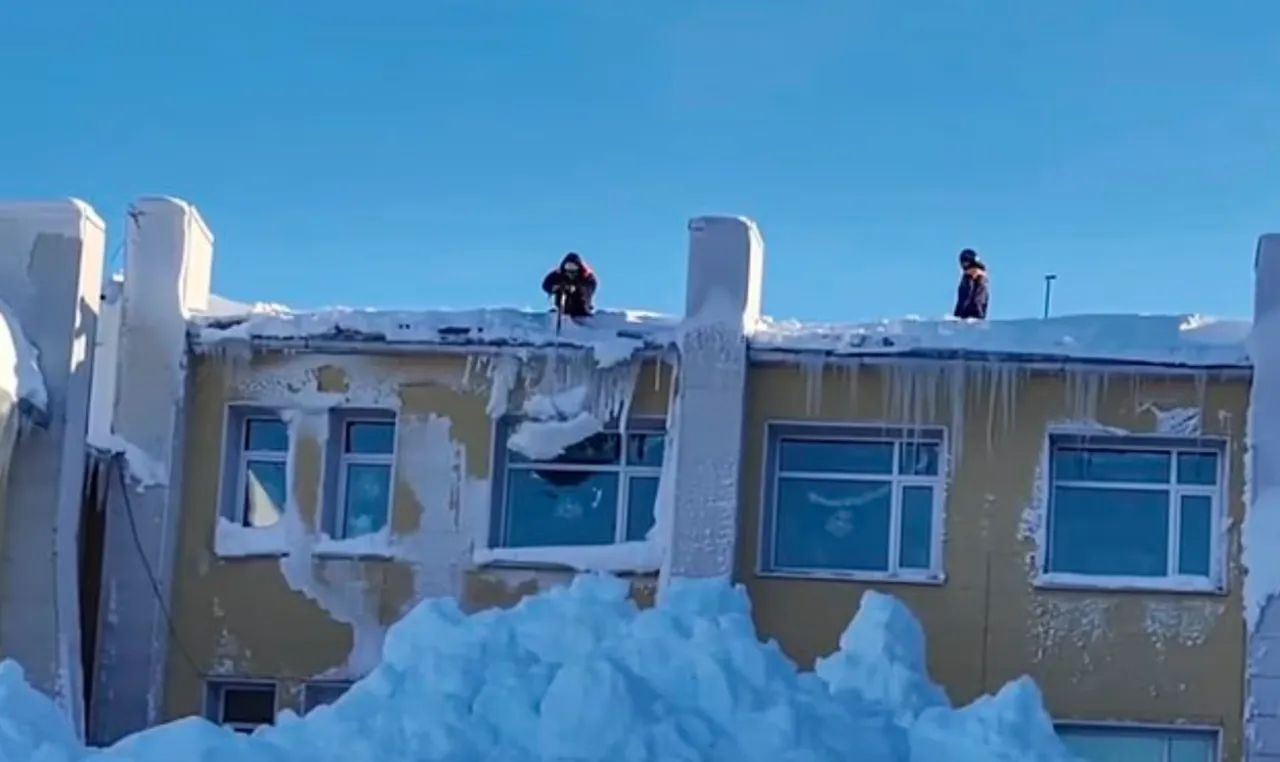 Rusya'da son 60 yılın en yoğun kar yağışı! Araçlar kara saplandı, bina girişleri kapandı