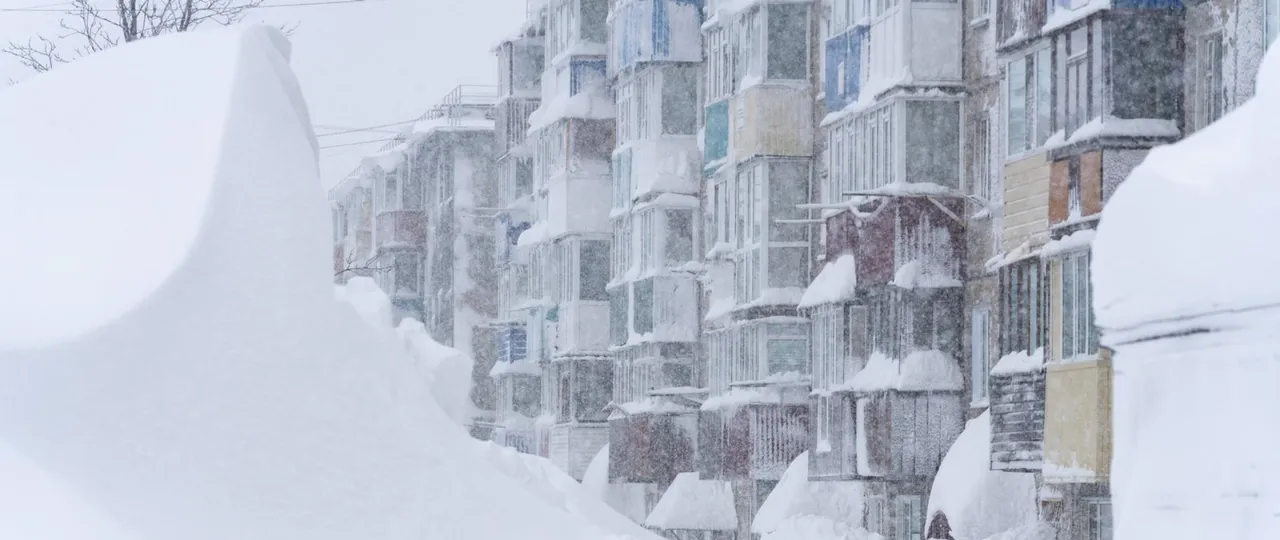 Rusya'da son 60 yılın en yoğun kar yağışı! Araçlar kara saplandı, bina girişleri kapandı