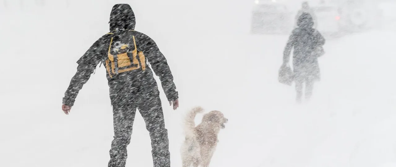 Rusya'da son 60 yılın en yoğun kar yağışı! Araçlar kara saplandı, bina girişleri kapandı