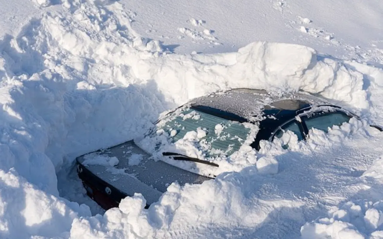 Rusya'da son 60 yılın en yoğun kar yağışı! Araçlar kara saplandı, bina girişleri kapandı