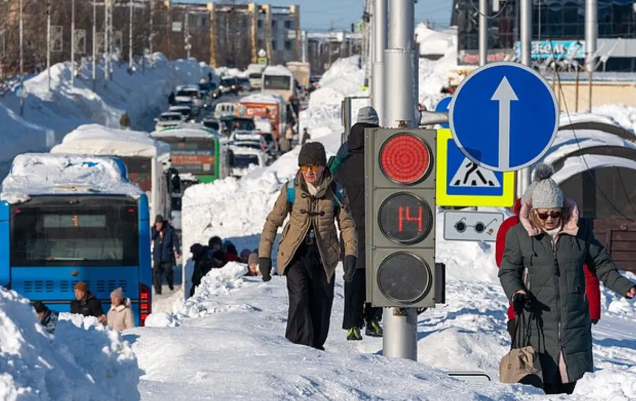 Rusya'da son 60 yılın en yoğun kar yağışı! Araçlar kara saplandı, bina girişleri kapandı