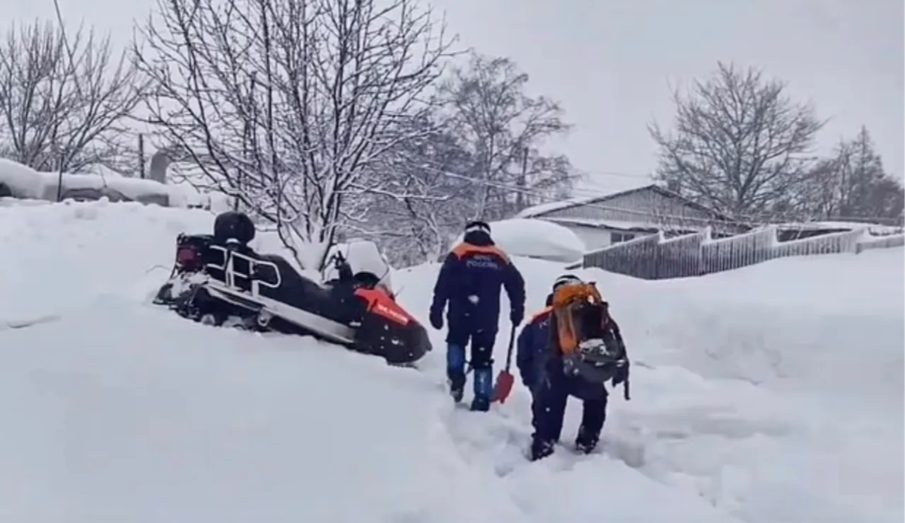 Rusya'da son 60 yılın en yoğun kar yağışı! Araçlar kara saplandı, bina girişleri kapandı