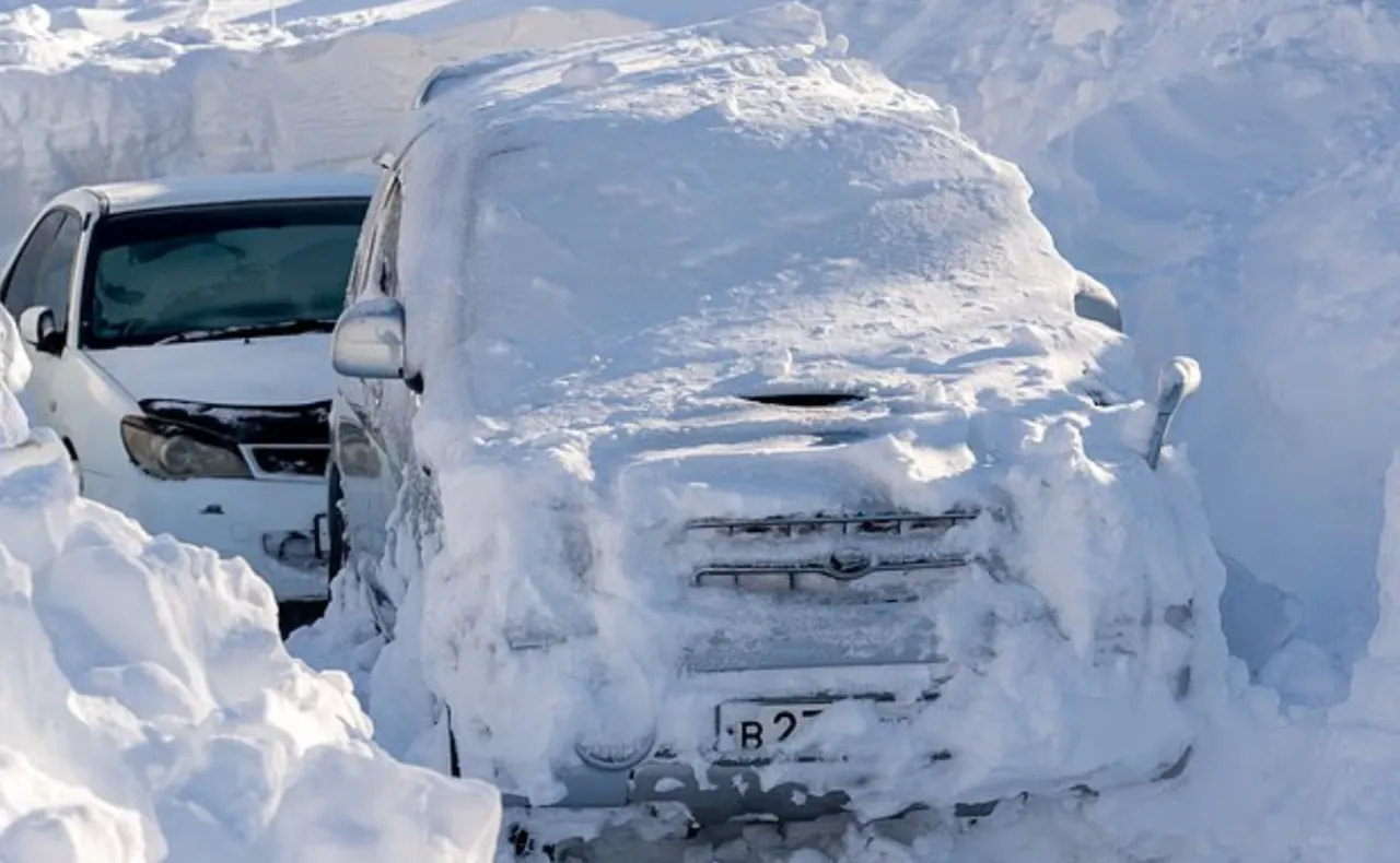 Rusya'da son 60 yılın en yoğun kar yağışı! Araçlar kara saplandı, bina girişleri kapandı