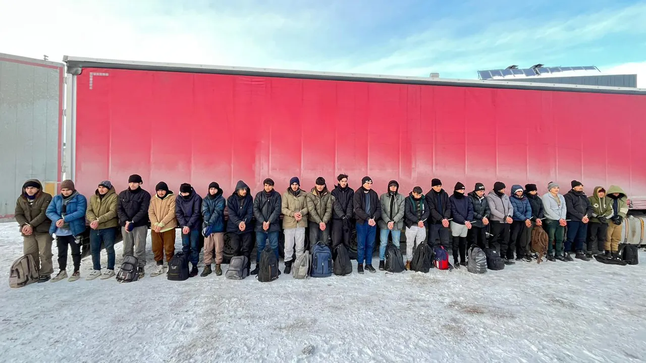 Sivas'ta tırın dorsesinden 25 düzensiz göçmen çıktı!