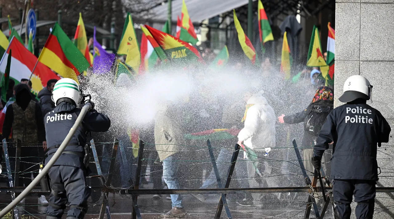 Teröristlere AB dayağı! Suriye bahanesiyle taşkınlık