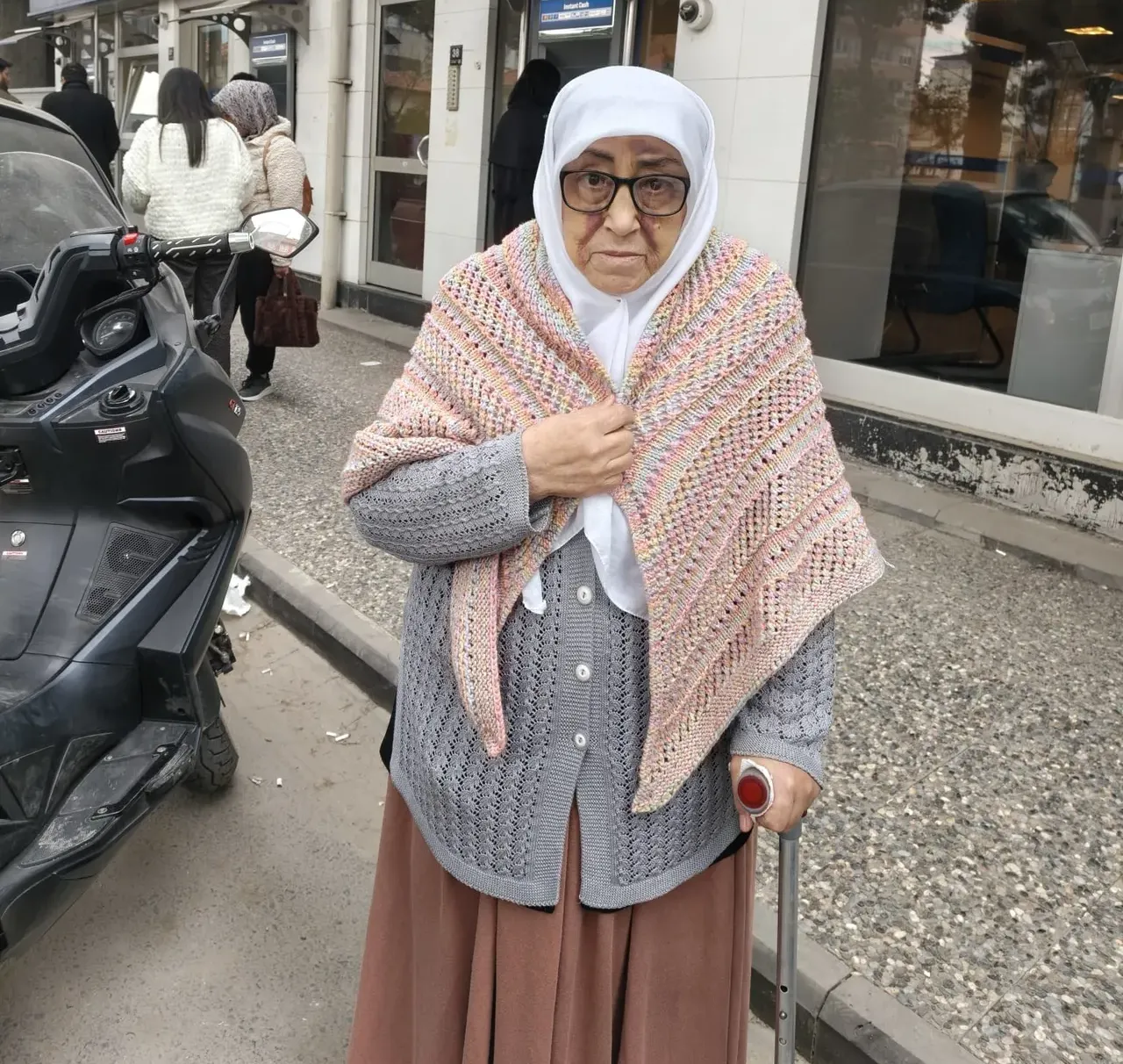 Yaşlı kadına büyük şok!  Düzgün konuşamıyorsun  deyip emekli maaşını vermediler