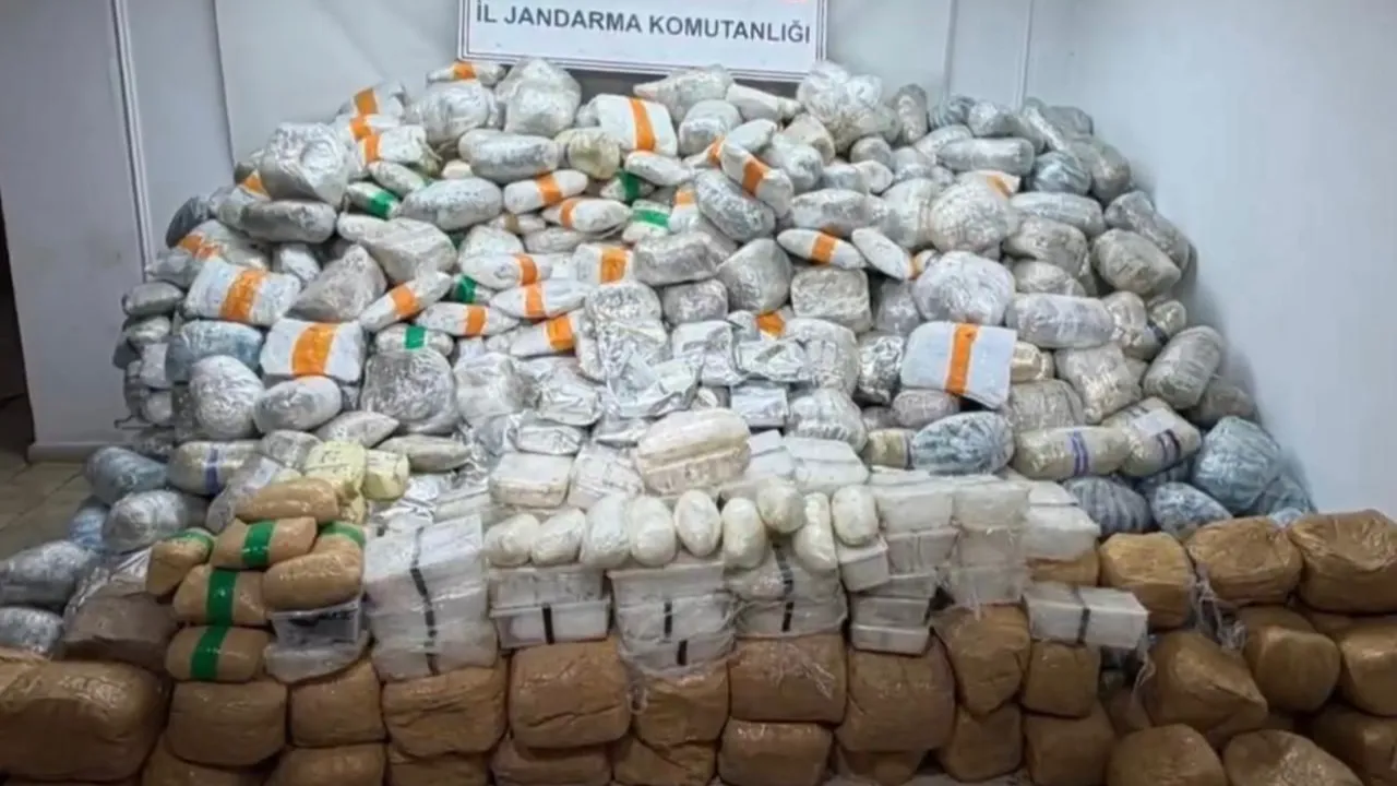 Yerlikaya duyurdu! O kentte 860 kilogram uyuşturucu ele geçirildi