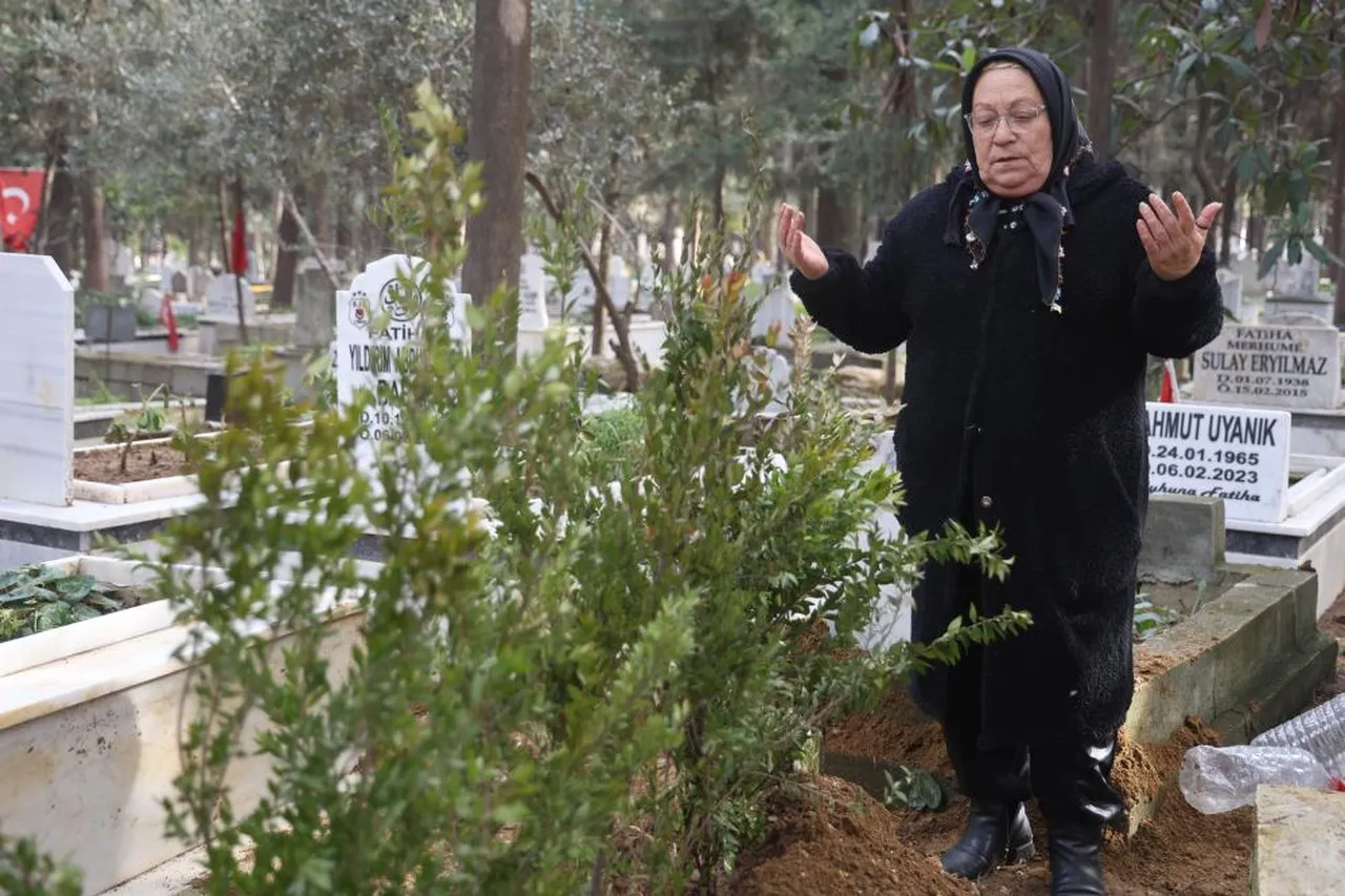 6 Şubat depremlerinden bu yana arıyordu! Yıllar sonra kayıp kız kardeşinin mezarını buldu