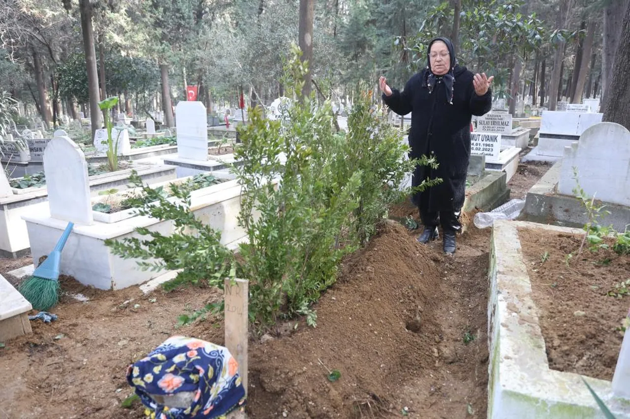 6 Şubat depremlerinden bu yana arıyordu! Yıllar sonra kayıp kız kardeşinin mezarını buldu