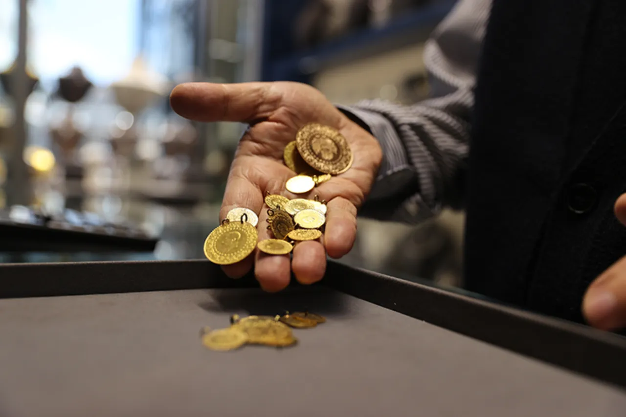 Altında yön belli oldu! Uzman isimden en net uyarı: Satmayın