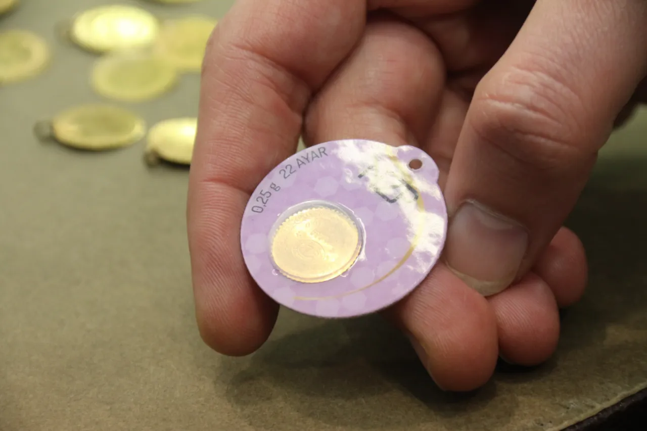 Altında yön belli oldu! Uzman isimden en net uyarı: Satmayın