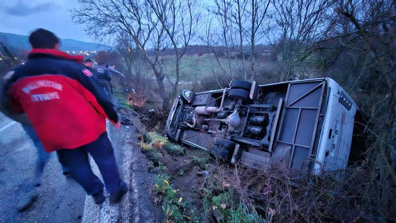 Balıkesir'de servis aracı şarampole uçtu: Yaralılar var
