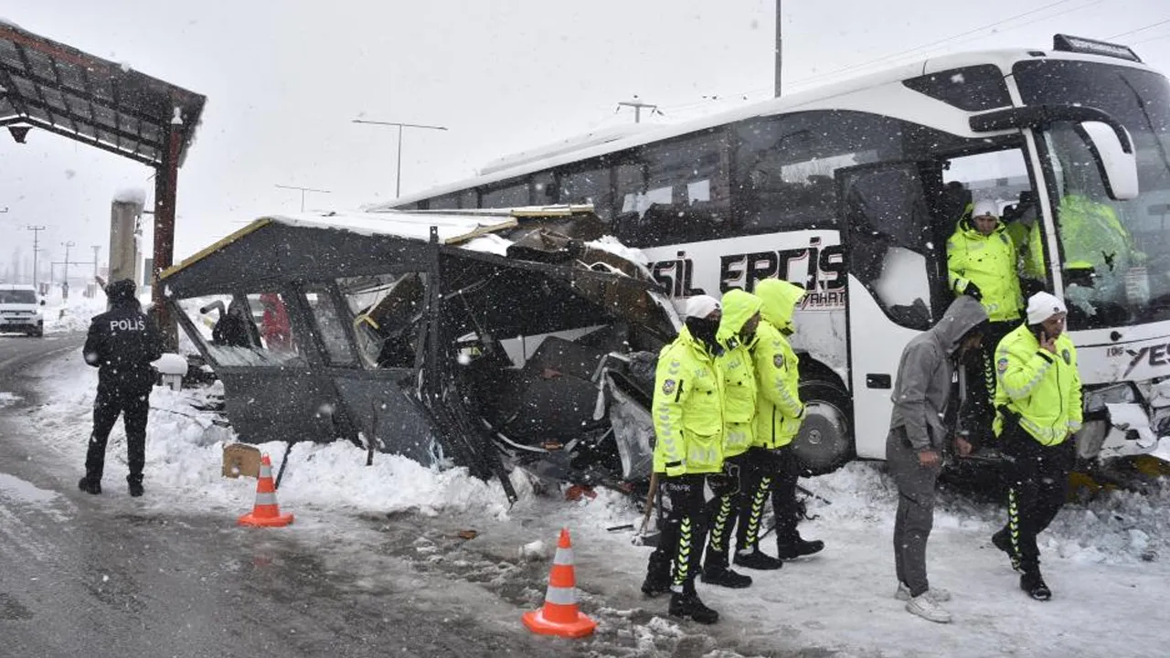 Bitlis'te yürekler ağza geldi! Yolcu otobüsü polis noktasına çarptı: 4 memur yaralandı