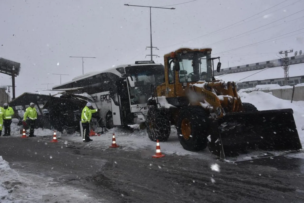 Bitlis'te yürekler ağza geldi! Yolcu otobüsü polis noktasına çarptı: 4 memur yaralandı