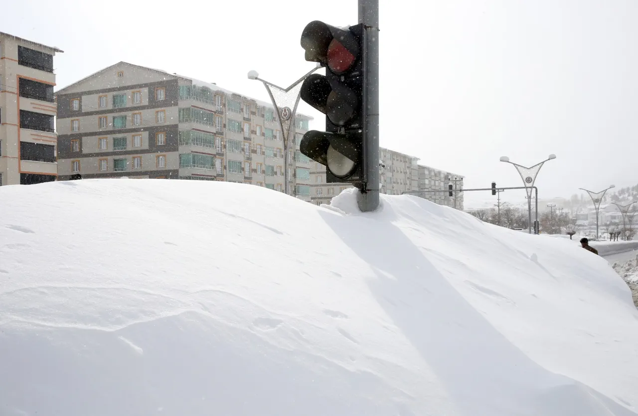 Bu kentte trafik ışıkları bile kardan yok oldu! Toplam kalınlık 4 metreyi geçti