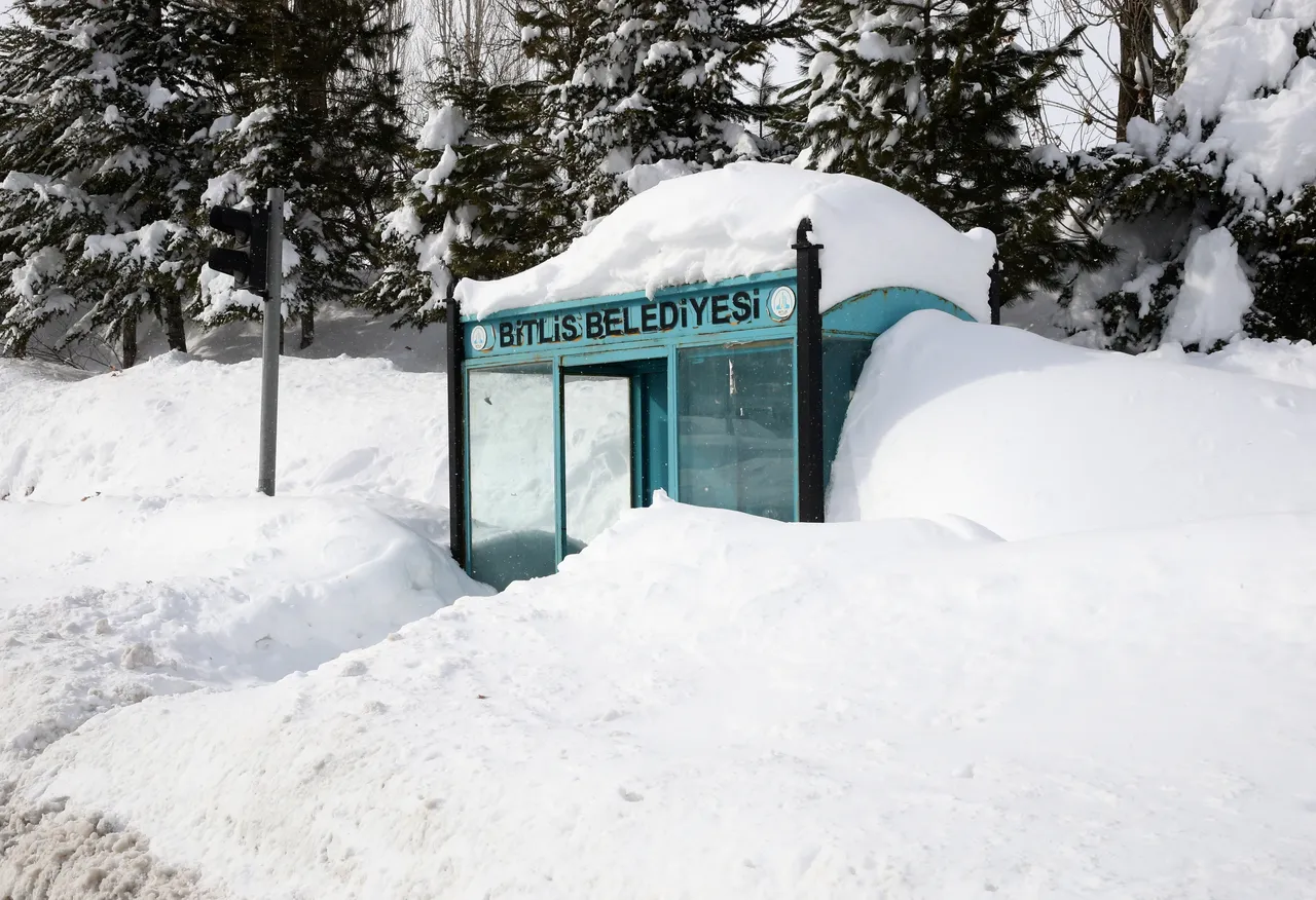 Bu kentte trafik ışıkları bile kardan yok oldu! Toplam kalınlık 4 metreyi geçti