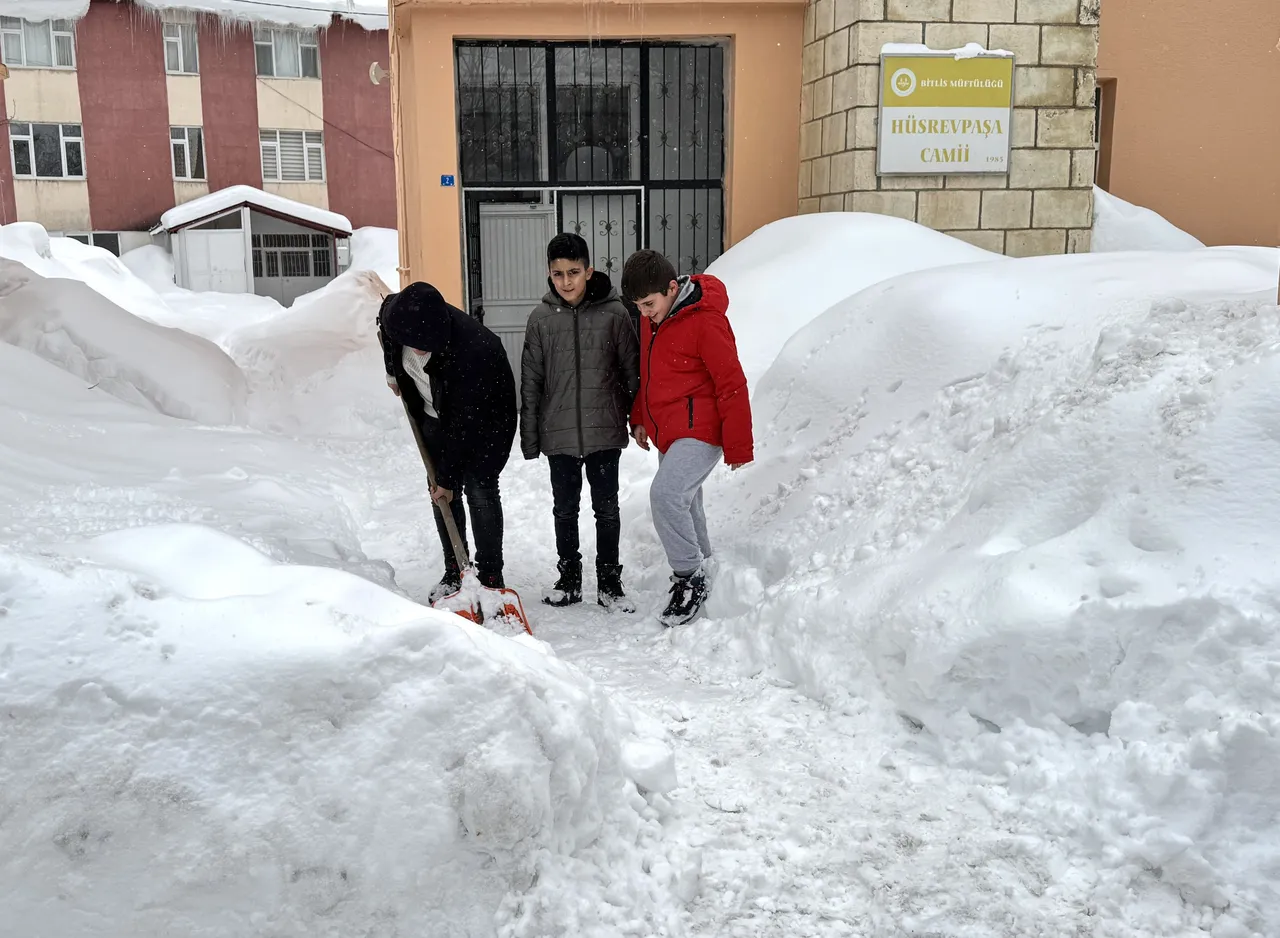 Bu kentte trafik ışıkları bile kardan yok oldu! Toplam kalınlık 4 metreyi geçti