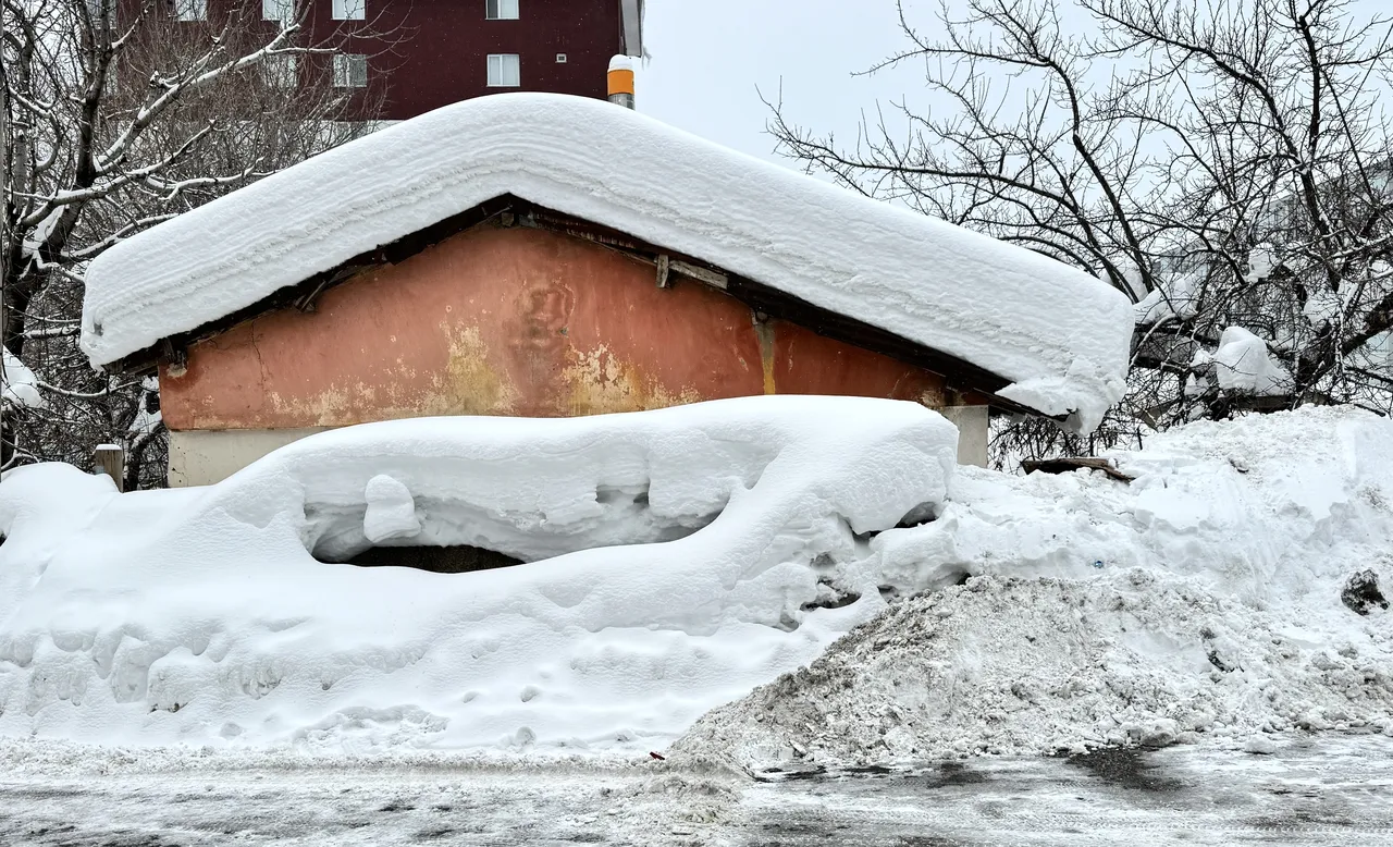 Bu kentte trafik ışıkları bile kardan yok oldu! Toplam kalınlık 4 metreyi geçti
