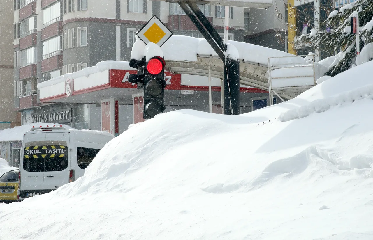 Bu kentte trafik ışıkları bile kardan yok oldu! Toplam kalınlık 4 metreyi geçti