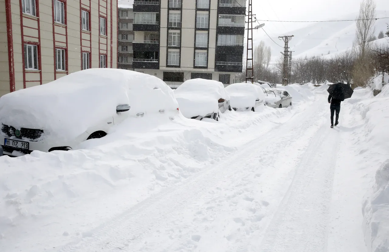 Bu kentte trafik ışıkları bile kardan yok oldu! Toplam kalınlık 4 metreyi geçti