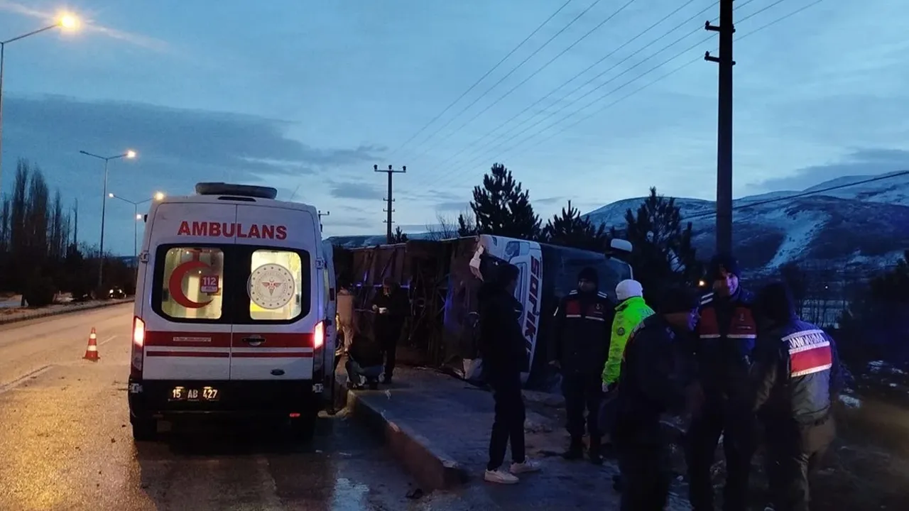 Burdur'da yolcu otobüsü devrildi! 12 kişi yaralandı