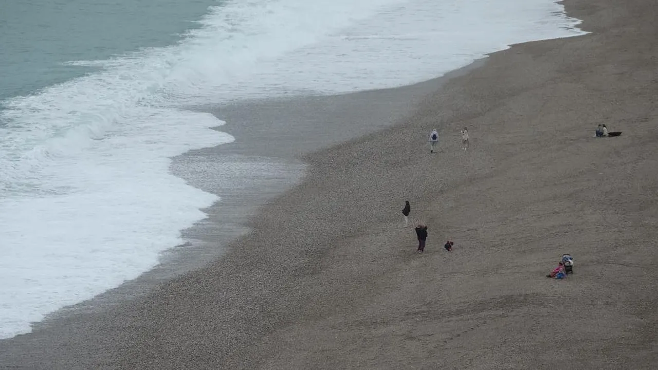 Antalya'daki dünyaca ünlü sahil beyaza büründü, gören kumsala koştu
