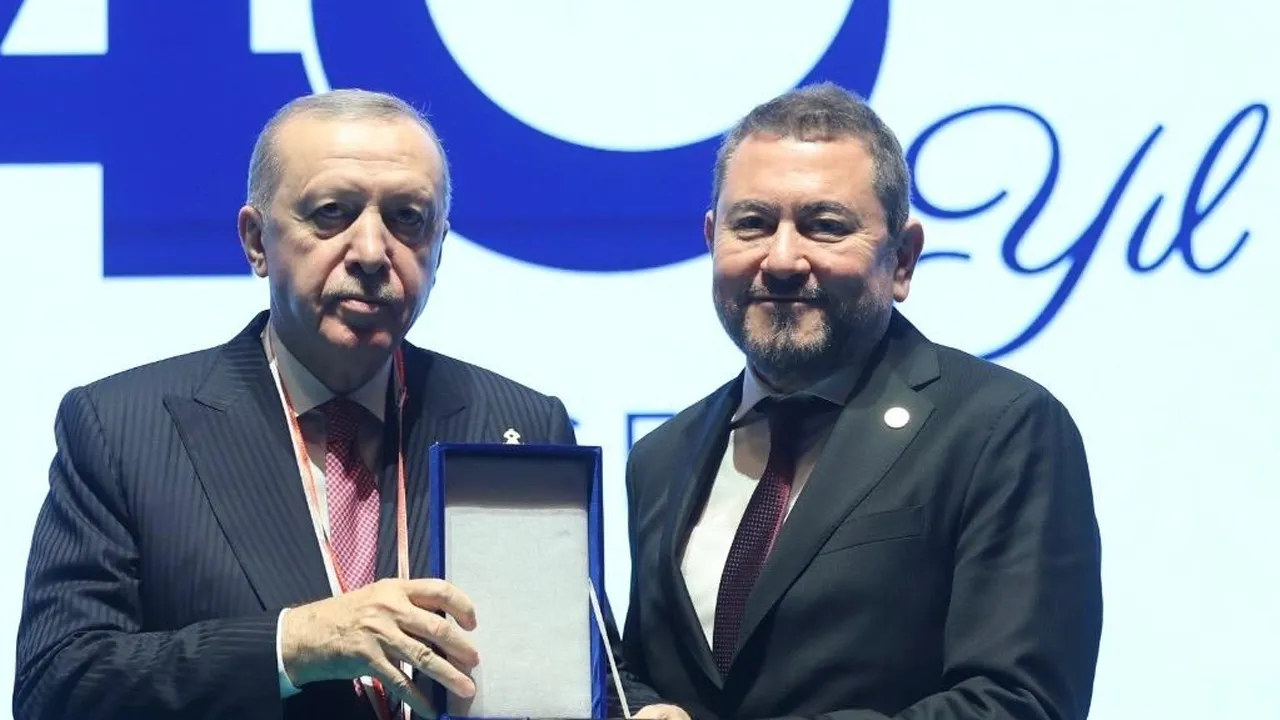 Erdoğan’dan İzmirli iş insanı Nazım Torbaoğlu’na anlamlı plaket