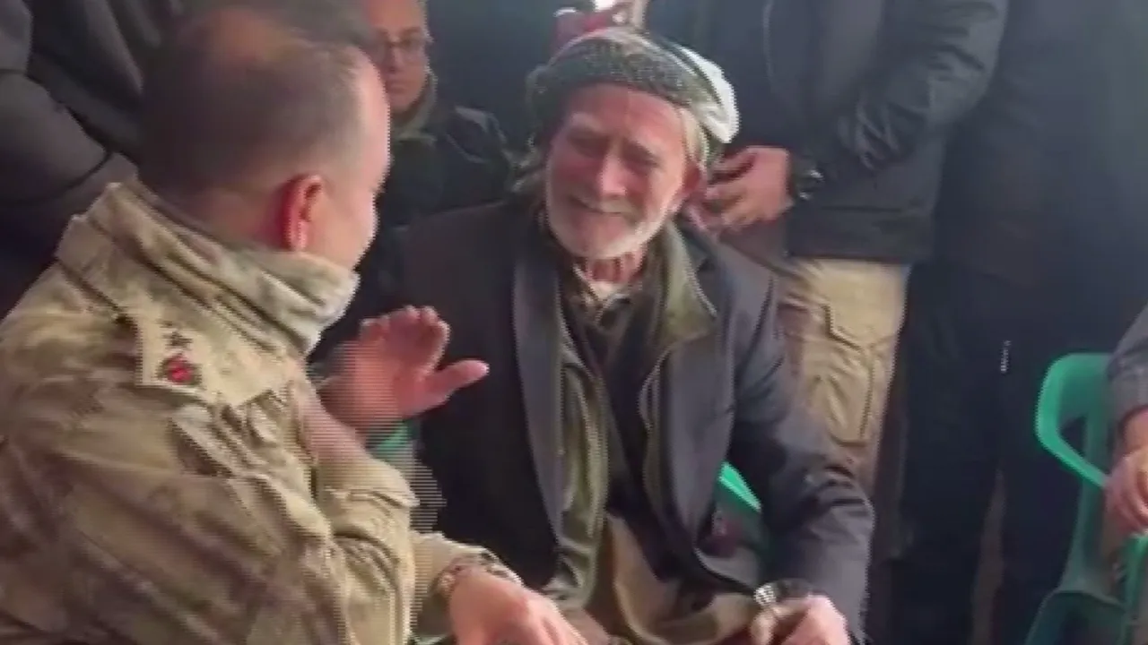 İl Jandarma Komutanı parmağındaki yüzüğü çıkartıp hediye etti! Duygu dolu anlar kamerada