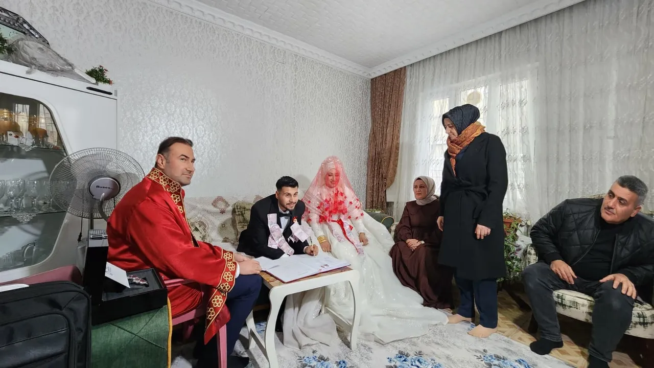 Kar yağışı yolları kapattı! Nikah dairesine gidemeyen çiftin ilacı ayağına geldi