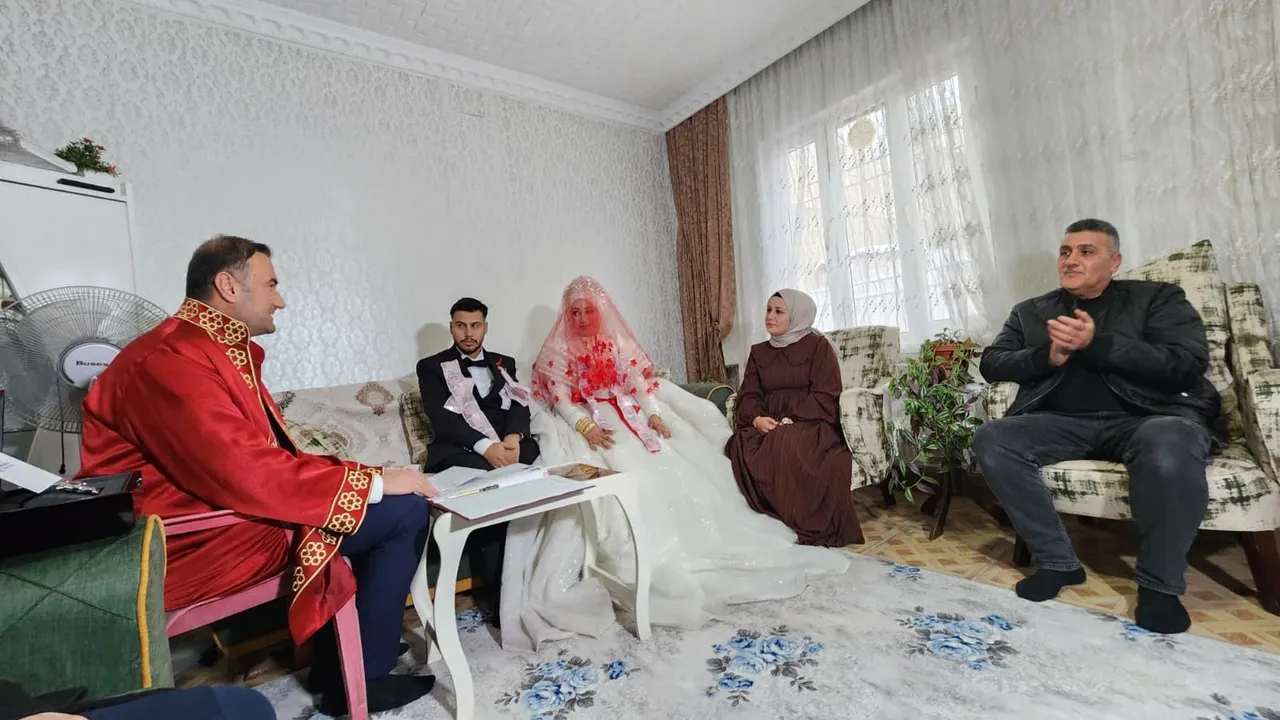 Kar yağışı yolları kapattı! Nikah dairesine gidemeyen çiftin ilacı ayağına geldi