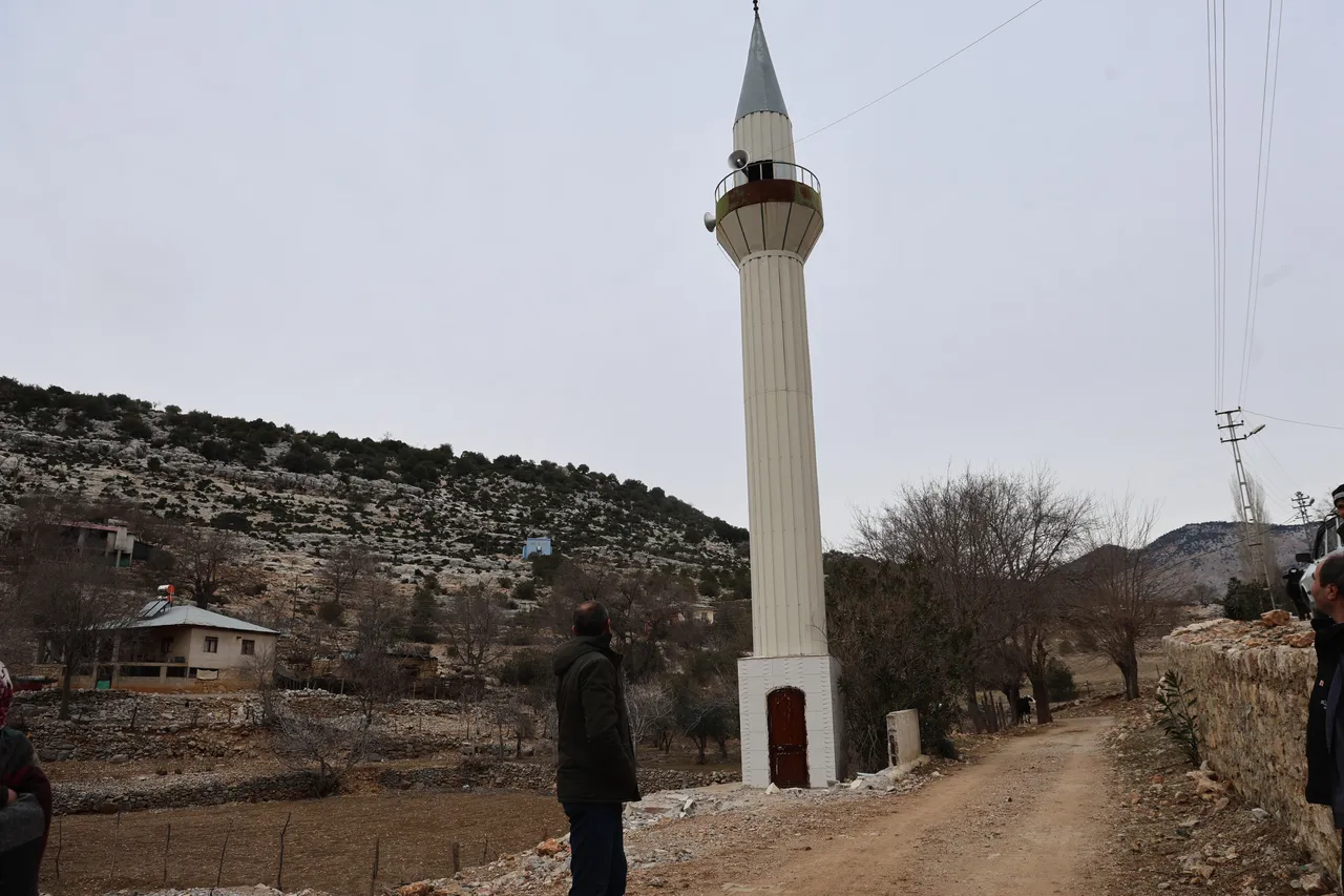 Karadeniz fıkrası gibi olay... İmam, minare, cemaat var cami yok