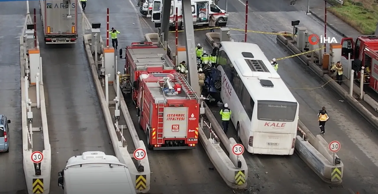 Kuzey Marmara Otoyolu'nda yolcu otobüsü otomobile çarptı! Araçta sıkışanlar var