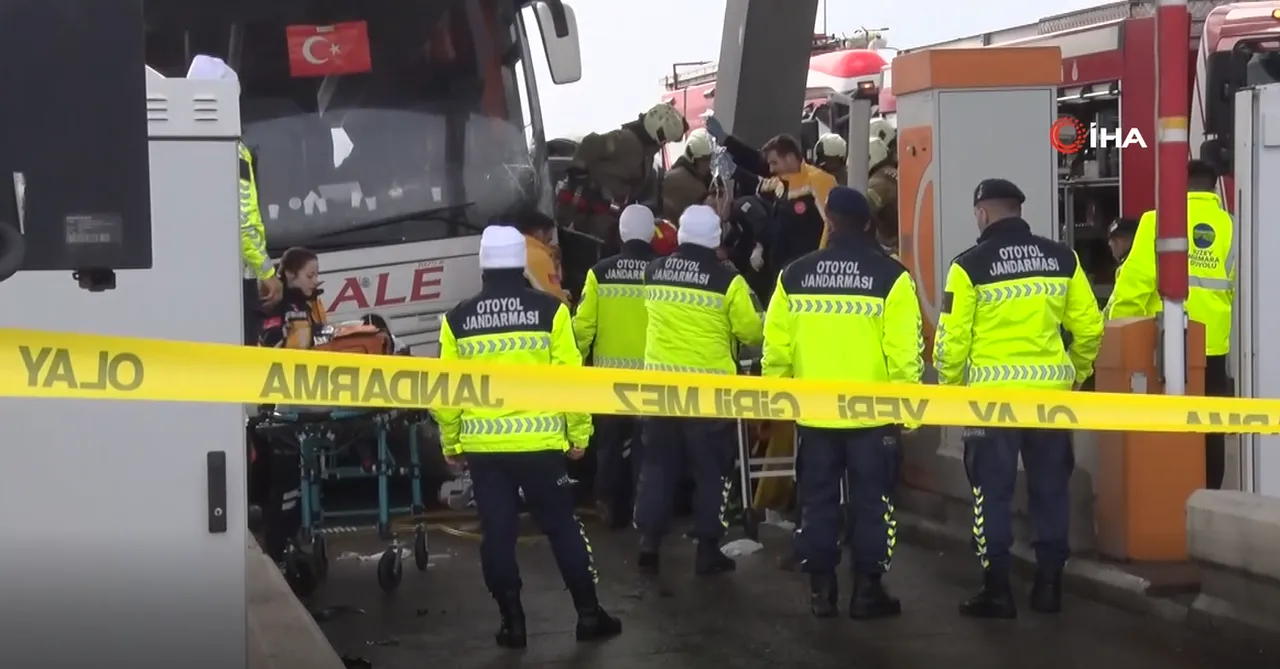 Kuzey Marmara Otoyolu'nda yolcu otobüsü otomobile çarptı! Araçta sıkışanlar var