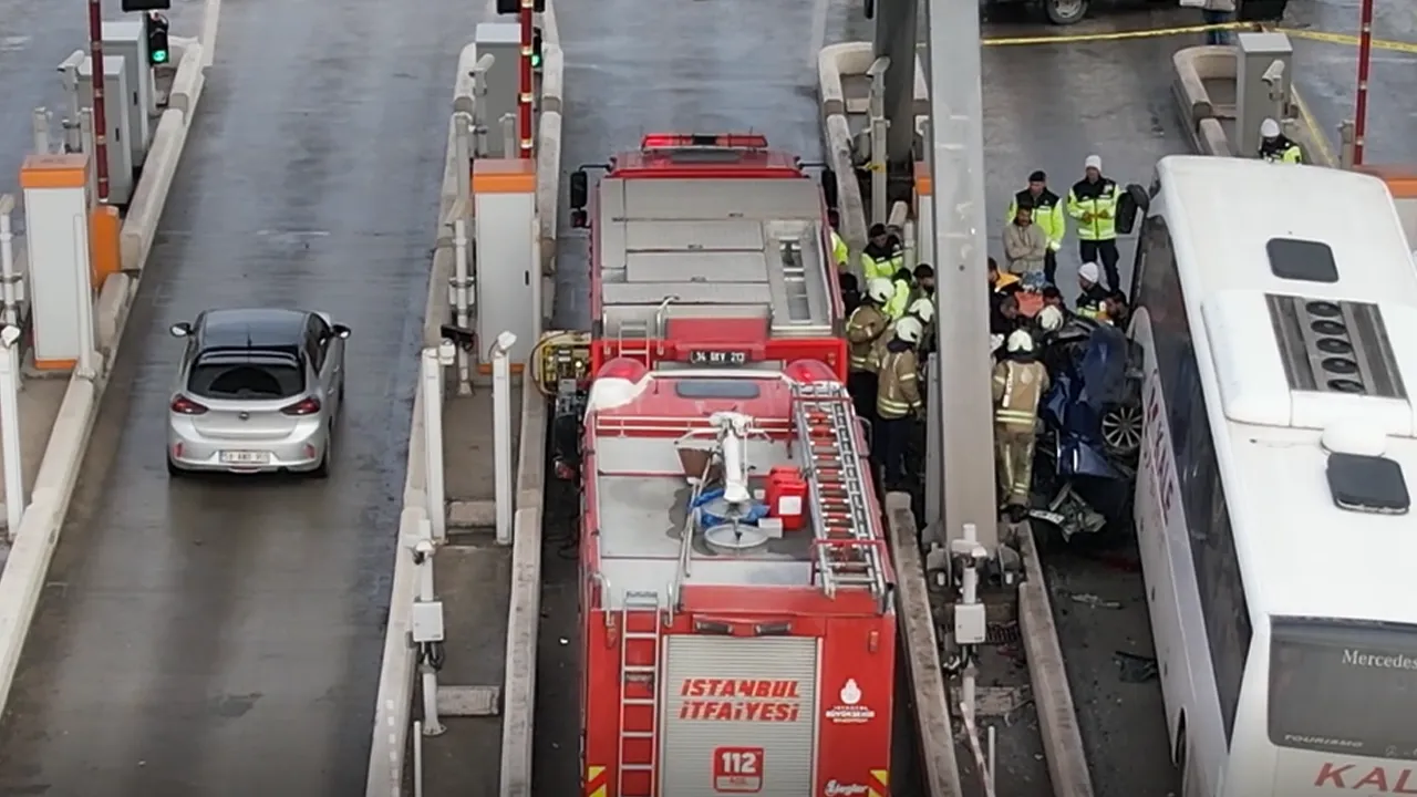 Kuzey Marmara Otoyolu'nda yolcu otobüsü otomobile çarptı! Araçta sıkışanlar var 