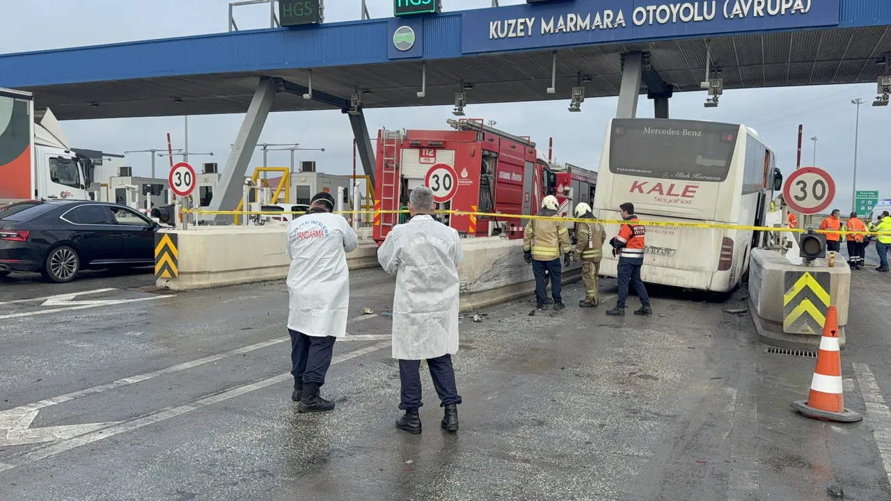 Kuzey Marmara Otoyolu'nda yolcu otobüsü otomobile çarptı! Araçta sıkışanlar var